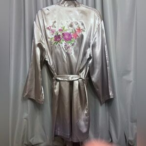 Vntg Carole Little embroidered floral satin robe 30%off w♥️ #73